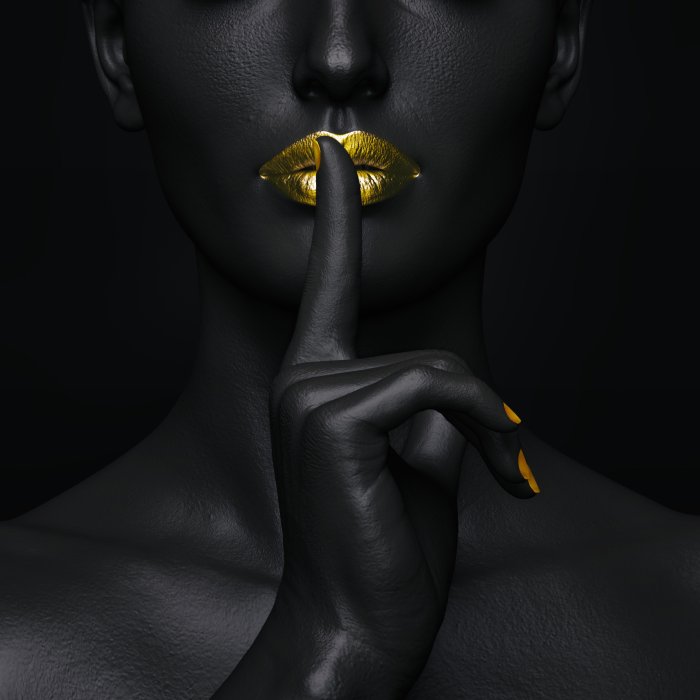 Obraz Kobieta w czarnej farbie i palcem na złotych ustach
